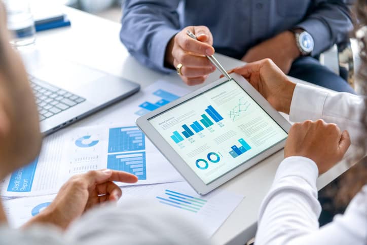 Collega’s bespreken cijfers voor de businesscase van AI-planning