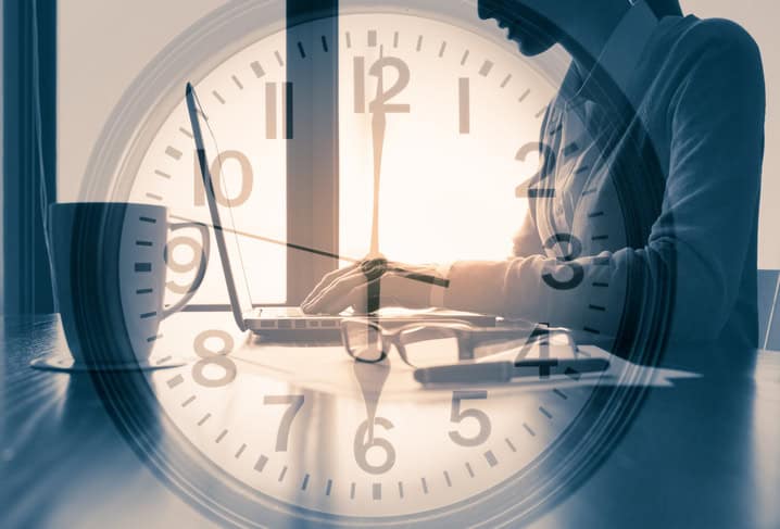 Medewerker tijdens een nachtdienst